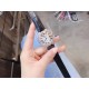 卡地亚 CARTIER 蓝气球奢华系列,316L精钢材质,简约又别具品味,摒弃了现代盛行的繁复华丽的修饰,以简约重新诠释唯美,打造独家高品质,采用高级珍珠贝母制作出表盘,优雅精致高贵气质尽显无漏。尺寸36mm*12mm。 卡地亚 CARTIER 蓝气球奢华系列,316L精钢材质,简约又别具品味,摒弃了现代盛行的繁复华丽的修饰,以简约重新诠释唯美,打造独家高品质,采用高级珍珠贝母制作出表盘,优雅精致高贵气质尽显无漏。尺寸36mm*12mm。