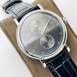 IWS新品 颜值巅峰IWC旗下最耀眼的明星，万国长动能月相专家。全新的葡萄牙系列系列IW544401透底腕表。【表壳】316L精钢表壳，打磨抛光非常圆润。小秒针盘位于6点钟位置附拨针停秒功能。3点位写有PORTOFINO（柏涛菲诺英文）双面防反光拱形蓝宝石镀膜镜面！【表带】意大利小牛皮！【机芯】自主研制自动上链机械机芯，机芯稳定，走时准。IWC旗下最耀眼的透底腕表。适合各种商务场合，简敛精致不失优雅！IWS Factory匠心力作 欢迎各路表友品鉴！