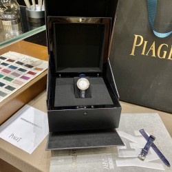 全网女生听我的！买它…❤️。     伯爵“时来运转”顶级奢侈品入门款精致的 29mm尺寸大小！第一眼看到它的时候我一眼就中，首先是外观设计足够百搭，➕上外层一圈可来回转动 很有寓意、一起“转动，遇见非凡”。上手很秀气，彩色鳄鱼皮可轻松拆卸 看上去就高端，机芯采用瑞士进口石英机芯，螺旋式表圈316L精钢打磨抛光 表面光亮如镜、表盘内圈钻石刻度 11颗⭕️圆形美钻（约0.07克拉）外圈一颗圆形美钻（约0.05克拉）