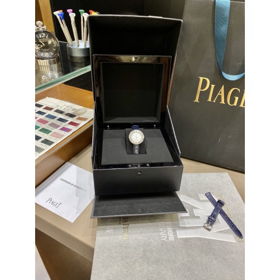 全网女生听我的!买它…❤️。 伯爵“时来运转”顶级奢侈品入门款精致的 29mm尺寸大小!第一眼看到它的时候我一眼就中,首先是外观设计足够百搭,➕上外层一圈可来回转动 很有寓意、一起“转动,遇见非凡”。上手很秀气,彩色鳄鱼皮可轻松拆卸 看上去就高端,机芯采用瑞士进口石英机芯,螺旋式表圈316L精钢打磨抛光 表面光亮如镜、表盘内圈钻石刻度 11颗⭕️圆形美钻(约0.07克拉)外圈一颗圆形美钻(约0.05克拉) 全网女生听我的!买它…❤️。 伯爵“时来运转”顶级奢侈品入门款精致的 29mm尺寸大小!第一眼看到它的时候我一眼就中,首先是外观设计足够百搭,➕上外层一圈可来回转动 很有寓意、一起“转动,遇见非凡”。上手很秀气,彩色鳄鱼皮可轻松拆卸 看上去就高端,机芯采用瑞士进口石英机芯,螺旋式表圈316L精钢打磨抛光 表面光亮如镜、表盘内圈钻石刻度 11颗⭕️圆形美钻(约0.07克拉)外圈一颗圆形美钻(约0.05克拉)
