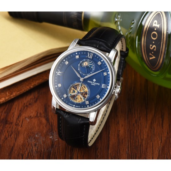 时尚新款 PATEK PHILIPPE【新年巨献 最高版本】百达翡丽超级多功能系列(功能 12字位日月星辰显示 6字位飞达显示)和原装一样的带水平压纹工艺,带荧光刻度 ,42mm直径。316L精钢镀金,原装进口镀膜水晶镜面。字面的外钻为施华洛世奇钻,通透闪亮,气质非凡。在目前技术范畴内尽可能接近原装,此款腕表让您驾驭所有场合。 时尚新款 PATEK PHILIPPE【新年巨献 最高版本】百达翡丽超级多功能系列(功能 12字位日月星辰显示 6字位飞达显示)和原装一样的带水平压纹工艺,带荧光刻度 ,42mm直径。316L精钢镀金,原装进口镀膜水晶镜面。字面的外钻为施华洛世奇钻,通透闪亮,气质非凡。在目前技术范畴内尽可能接近原装,此款腕表让您驾驭所有场合。