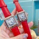 实拍升级版✨卡地亚(Cartier )新款超薄山度士腕表 日内瓦表展新款 Santos-Dumont系列 进口瑞士石英机芯 精钢表壳 圆珠形表冠 镶嵌一颗凸圆形蓝宝石 镀银磨砂表盘 阳光射线纹饰效果 罗马数字时标 剑形蓝钢指针 蓝宝石水晶镜面 大号:42 mm.小号36mm 实拍升级版✨卡地亚(Cartier )新款超薄山度士腕表 日内瓦表展新款 Santos-Dumont系列 进口瑞士石英机芯 精钢表壳 圆珠形表冠 镶嵌一颗凸圆形蓝宝石 镀银磨砂表盘 阳光射线纹饰效果 罗马数字时标 剑形蓝钢指针 蓝宝石水晶镜面 大号:42 mm.小号36mm