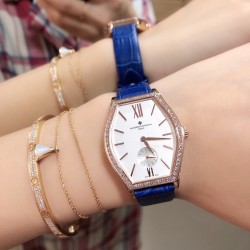 实拍 江诗丹顿-Vacheron Constantin 作为世界上历史悠久的钟表制造商从未停止生产，秉承悉力以赴，精益求精的品牌座右铭，其中有一款-Malte系列25530/000R-9742，经典酒桶型婉表，防磨水晶镜面，内部经反光处理，配置瑞士原装石英机芯，尺寸28.40*38.67毫米，厚度7.28毫米。表壳电镀18K白金/玫瑰金，表带有布绢带，牛皮带两种选择，针扣配带.市面最高版本，你值得拥有！