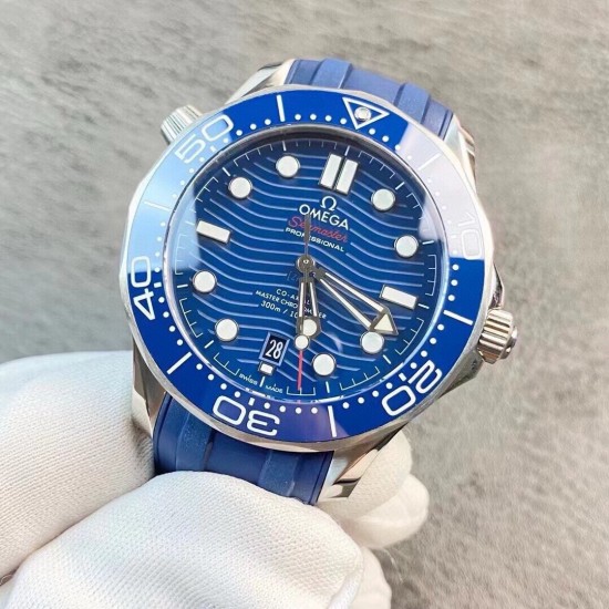 OMEGA 欧米茄 海马300m系列腕表！316精钢材质打造！专用8800机芯摆轮，42mm直径！超强双色夜光针！
