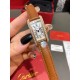 卡地亚-美国坦克-Cartier Tank Amricaine腕表,小号表款,三码合一。采用蓝宝水石晶镜面,瑞士石英机芯。原版开模,精钢表壳,八角形表冠,镶嵌一颗合成蓝色尖晶石,镀银表盘,剑形蓝钢指针,搭配原装光面折叠表扣,采用进口多色小牛皮。腕大表器优雅,深行受家青睐。表壳尺寸:34.80 x 19.00毫米。 卡地亚-美国坦克-Cartier Tank Amricaine腕表,小号表款,三码合一。采用蓝宝水石晶镜面,瑞士石英机芯。原版开模,精钢表壳,八角形表冠,镶嵌一颗合成蓝色尖晶石,镀银表盘,剑形蓝钢指针,搭配原装光面折叠表扣,采用进口多色小牛皮。腕大表器优雅,深行受家青睐。表壳尺寸:34.80 x 19.00毫米。