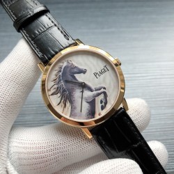 伯爵 PIAGET B0 马到成功，超薄，直径40厚度8MM，采用改装高品质手动上链机芯Cal.1400：原装一致夹板刻字，机芯稳定！蓝宝石水晶镜面，原装比例细节！特别注重手表的大小，弧度，抛光，刻字！ 外壳均采用真空电镀，特别是白金款式光亮不掉色，纯正316进口钢材使整表更有坠感，欢迎比对！双面进口意大利小牛皮和原装扣！ 三十米防水！