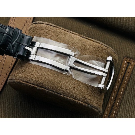 【PFF Factory2021牛年力作】V2升级版 【市场最高品质版本】百达.翡丽Patekphilippe运动系列(鹦鹉螺)5724(霸道总裁)升级版!1⃣️所有功能同正品(10字位动能显示,7字位日历和月相 4字位小秒针),和原装一样的带水平压纹图案,带荧光刻度 !2⃣️直径40毫米,904L精钢镀金,蓝宝石玻璃镜面。3⃣️5722和5724款的外钻为施华洛世奇钻,通透闪亮,气质非凡。在目前技术范畴内尽可能接近原装,此款腕表可以让您驾驭所有场合!PFF匠心之作 欢迎您的品鉴! 【PFF Factory2021牛年力作】V2升级版 【市场最高品质版本】百达.翡丽Patekphilippe运动系列(鹦鹉螺)5724(霸道总裁)升级版!1⃣️所有功能同正品(10字位动能显示,7字位日历和月相 4字位小秒针),和原装一样的带水平压纹图案,带荧光刻度 !2⃣️直径40毫米,904L精钢镀金,蓝宝石玻璃镜面。3⃣️5722和5724款的外钻为施华洛世奇钻,通透闪亮,气质非凡。在目前技术范畴内尽可能接近原装,此款腕表可以让您驾驭所有场合!PFF匠心之作 欢迎您的品鉴!