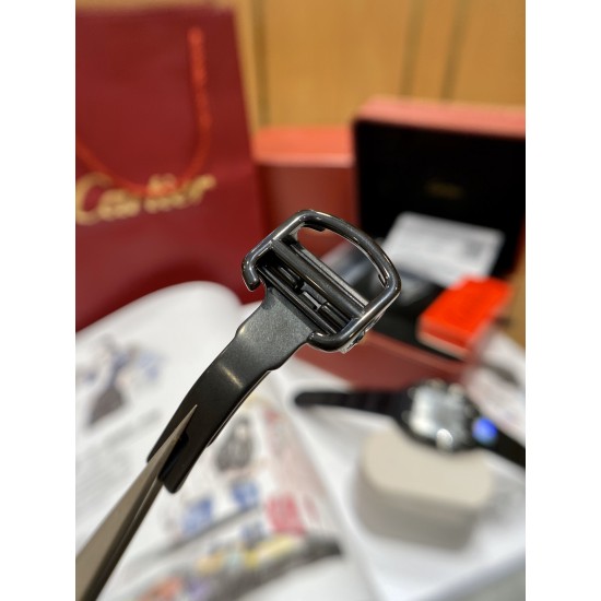 BV 出品-卡地亚SANTOS系列腕表 又添新成员了技术特点:1⃣️镜面:蓝宝石玻璃表镜2⃣️表带:精钢表链、意大利牛皮表带3⃣️表壳:精钢、ADLC碳镀层4⃣️表冠:精钢表冠、镶嵌黑色多切面合 成尖晶石5⃣️表盘:黑色6⃣️尺寸:47.5X39.8X9.38mm7⃣️机芯:进口9019机 BV 出品-卡地亚SANTOS系列腕表 又添新成员了技术特点:1⃣️镜面:蓝宝石玻璃表镜2⃣️表带:精钢表链、意大利牛皮表带3⃣️表壳:精钢、ADLC碳镀层4⃣️表冠:精钢表冠、镶嵌黑色多切面合 成尖晶石5⃣️表盘:黑色6⃣️尺寸:47.5X39.8X9.38mm7⃣️机芯:进口9019机