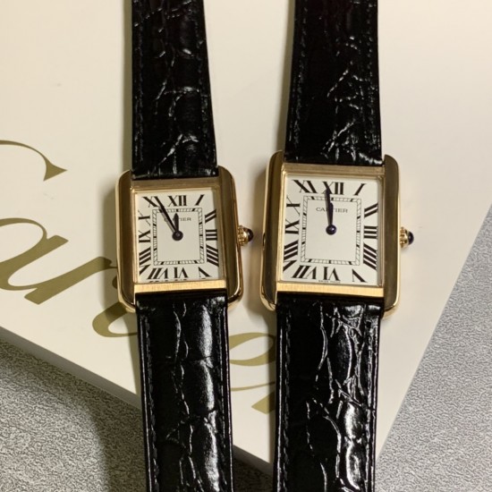 实拍【精品升级版】卡地亚超薄坦克Cartier Tank Solo系列,一款百搭 性价比又高的手表 采用瑞士石英机芯,圆珠形表冠,镶嵌一颗凸圆形合成尖晶石,镀银珠光表盘,罗马数字时标,剑形蓝钢指针,蓝宝石水晶镜面,可搭配进口鳄鱼纹牛皮表带,另有多种颜色荔枝纹原版皮为你打造个性化腕间配饰,直径:小号2431mm,中号2734mm。佩戴舒适柔软服帖,上手显得高贵又典雅,很气质很女人独家货源。「认准细节,欢迎质量对比」 实拍【精品升级版】卡地亚超薄坦克Cartier Tank Solo系列,一款百搭 性价比又高的手表 采用瑞士石英机芯,圆珠形表冠,镶嵌一颗凸圆形合成尖晶石,镀银珠光表盘,罗马数字时标,剑形蓝钢指针,蓝宝石水晶镜面,可搭配进口鳄鱼纹牛皮表带,另有多种颜色荔枝纹原版皮为你打造个性化腕间配饰,直径:小号2431mm,中号2734mm。佩戴舒适柔软服帖,上手显得高贵又典雅,很气质很女人独家货源。「认准细节,欢迎质量对比」