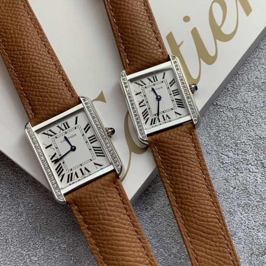 实拍【精品升级版】卡地亚超薄坦克Cartier Tank Solo系列,一款百搭性价比又高的手表 进口瑞士石英机芯,圆珠形表冠,镶嵌一颗凸圆形合成尖晶石,镀银珠光表盘,罗马数字时标,剑形蓝钢指针,蓝宝石水晶镜面,搭配进口牛皮表带,多颜色可搭配。直径:小号2431mm,中号2734mm。佩戴舒适柔软服帖,上手显得高贵又典雅,很气质很女人独家货源。 实拍【精品升级版】卡地亚超薄坦克Cartier Tank Solo系列,一款百搭性价比又高的手表 进口瑞士石英机芯,圆珠形表冠,镶嵌一颗凸圆形合成尖晶石,镀银珠光表盘,罗马数字时标,剑形蓝钢指针,蓝宝石水晶镜面,搭配进口牛皮表带,多颜色可搭配。直径:小号2431mm,中号2734mm。佩戴舒适柔软服帖,上手显得高贵又典雅,很气质很女人独家货源。
