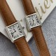 实拍【精品升级版】卡地亚超薄坦克Cartier Tank Solo系列,一款百搭性价比又高的手表 进口瑞士石英机芯,圆珠形表冠,镶嵌一颗凸圆形合成尖晶石,镀银珠光表盘,罗马数字时标,剑形蓝钢指针,蓝宝石水晶镜面,搭配进口牛皮表带,多颜色可搭配。直径:小号2431mm,中号2734mm。佩戴舒适柔软服帖,上手显得高贵又典雅,很气质很女人独家货源。 实拍【精品升级版】卡地亚超薄坦克Cartier Tank Solo系列,一款百搭性价比又高的手表 进口瑞士石英机芯,圆珠形表冠,镶嵌一颗凸圆形合成尖晶石,镀银珠光表盘,罗马数字时标,剑形蓝钢指针,蓝宝石水晶镜面,搭配进口牛皮表带,多颜色可搭配。直径:小号2431mm,中号2734mm。佩戴舒适柔软服帖,上手显得高贵又典雅,很气质很女人独家货源。