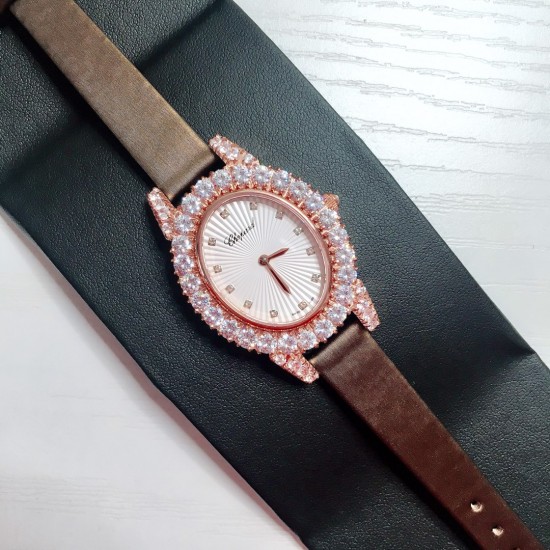 ❤️实拍 萧邦新款 LHEURE DU DIAMANT MEDIUM OVAL 此款LHeure du Diamant 椭圆形切割雕纹镶钻表盘 环以点缀钻石的表圈 优雅气韵 时尚风格和萧邦精湛的手工艺尽显无遗 光华耀目 ❤️实拍 萧邦新款 LHEURE DU DIAMANT MEDIUM OVAL 此款LHeure du Diamant 椭圆形切割雕纹镶钻表盘 环以点缀钻石的表圈 优雅气韵 时尚风格和萧邦精湛的手工艺尽显无遗 光华耀目