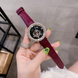 萧邦 Chopard  张柏芝同款时来运转系列腕表。钻石是女人难以抵挡的诱惑！采用捷克水晶钻、分分钟闪爆双眼的节奏，随着手腕轻轻摇摆就360度无死角随意转动，寓意给你带来好运气！让你转【赚】个不停。致敬极简美学。将简约风范注入玩味细节中，诠释别具一格的优雅风采。