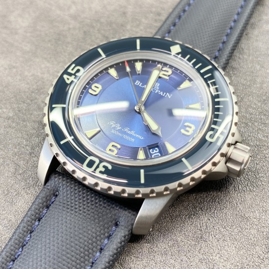 JB BLANCPAIN 宝珀 五十噚 五十寻 5015-12B40-O52A 潜水表 钛合金拉丝纹表壳 夜光蓝宝石表圈 蓝宝石镜面镀防眩光蓝膜 镀铑指针 蓝色日内瓦纹表盘(白色字印刷相对其他版本覆盖更好了) 超强夜光 1315机芯(调时间方向与原装相同,顺时针方向拧表冠分针顺时针走) 陶瓷自动砣 背透底盖 深蓝色尼龙纤维革表带 钛合金针扣 送表带更换工具两把以及表带安装生耳螺丝一对 45mm ZF厂出品 出货实拍 JB BLANCPAIN 宝珀 五十噚 五十寻 5015-12B40-O52A 潜水表 钛合金拉丝纹表壳 夜光蓝宝石表圈 蓝宝石镜面镀防眩光蓝膜 镀铑指针 蓝色日内瓦纹表盘(白色字印刷相对其他版本覆盖更好了) 超强夜光 1315机芯(调时间方向与原装相同,顺时针方向拧表冠分针顺时针走) 陶瓷自动砣 背透底盖 深蓝色尼龙纤维革表带 钛合金针扣 送表带更换工具两把以及表带安装生耳螺丝一对 45mm ZF厂出品 出货实拍