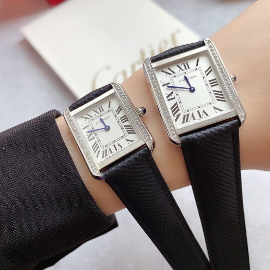 实拍【精品升级版】卡地亚超薄坦克Cartier Tank Solo系列,一款百搭性价比又高的手表 进口瑞士石英机芯,圆珠形表冠,镶嵌一颗凸圆形合成尖晶石,镀银珠光表盘,罗马数字时标,剑形蓝钢指针,蓝宝石水晶镜面,搭配进口牛皮表带,多颜色可搭配。直径:小号2431mm,中号2734mm。佩戴舒适柔软服帖,上手显得高贵又典雅,很气质很女人独家货源。 实拍【精品升级版】卡地亚超薄坦克Cartier Tank Solo系列,一款百搭性价比又高的手表 进口瑞士石英机芯,圆珠形表冠,镶嵌一颗凸圆形合成尖晶石,镀银珠光表盘,罗马数字时标,剑形蓝钢指针,蓝宝石水晶镜面,搭配进口牛皮表带,多颜色可搭配。直径:小号2431mm,中号2734mm。佩戴舒适柔软服帖,上手显得高贵又典雅,很气质很女人独家货源。