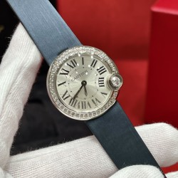 卡地亚 BALLON BLANC DE CARTIER系列 白气球女生梦想中的告白气球，看了很难不心动！石英机芯，表盘直径30mm，蓝宝石玻璃表镜，剑形指针，精钢针扣式～小牛皮表带，阳光射线纹饰效果，配上银白色表盘，满满一圈钻，大气时尚且优雅，独特的表盘四时位镶嵌一颗圆形钻石，带给人一种低调又奢华的感觉！点缀明亮式切割圆钻，勾勒优雅灵动的表圈曲线。真的太适合女生戴啦！相信我，这个超显手白，超级精致，表壳材质: 独家定制原版精钢，镶嵌多颗施华洛世奇明亮式切割圆钻，4时位置镶嵌1颗明亮式切割钻尺寸:30mm
