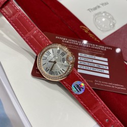 最新配色“草莓粉” 卡地亚新款白气球系列，44颗小钻 18k金电镀 蓝宝石水晶玻璃镜面 粉红色鳄鱼皮表带更衬玫瑰金的光泽，精致耐看，表盘尺寸30，不大不小的尺寸，适合大部分美女，剑形镀金指针 4点钟位置镶嵌施华洛世奇明亮式切割圆钻 支持专柜对比，送礼首选，非人为损坏免费保修。
