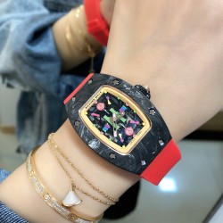 实拍 最新理查珐琅棉花糖理查德米勒 RichardMille 珐琅棉花糖 最新爆款 bon bon系列最稀有的作品！克服传统工艺打破模式！钟表最受尊敬的技术之一。不是所有人的嫁妆，棉花糖运动曲线和颜色，它们是诱人的。有了理查德米勒，实现了把棉花糖戴在你的手腕上！白色陶瓷加上黄粉绿搪瓷表盘，RM-07柔和的颜色创造了一个组合...甜蜜！糖果店的一次旅行，一个让人难以置信的艺术品。你会戴上它吗？