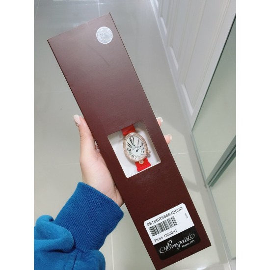 ⚠️到货啦 新版宝玑 实拍 Breguet-宝玑那不勒斯皇后系列! 史上最强最美 超薄 最新升级版本 绝对值得拥有的一款 正品一致的拉丁料绢表带 蓝宝石拱桥弧形玻璃 表盘用天然白色珍珠母贝 阿拉伯数字时符 经典的蓝钢宝玑指针 6点位设有一颗水滴形钻石 机芯是586/1自动上链机 我们一直正品完美复刻 那不勒斯皇后款 绝对的女神气质名媛款 最重要的是百搭得来不失少女心 必入款❗带上一秒变女神,各种派对,晚会,聚会,约会,发布会,让你BlingBling。 ⚠️到货啦 新版宝玑 实拍 Breguet-宝玑那不勒斯皇后系列! 史上最强最美 超薄 最新升级版本 绝对值得拥有的一款 正品一致的拉丁料绢表带 蓝宝石拱桥弧形玻璃 表盘用天然白色珍珠母贝 阿拉伯数字时符 经典的蓝钢宝玑指针 6点位设有一颗水滴形钻石 机芯是586/1自动上链机 我们一直正品完美复刻 那不勒斯皇后款 绝对的女神气质名媛款 最重要的是百搭得来不失少女心 必入款❗带上一秒变女神,各种派对,晚会,聚会,约会,发布会,让你BlingBling。