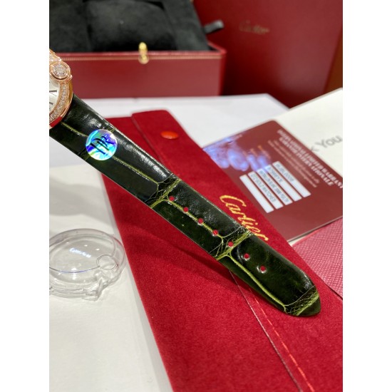 最新配色“牛油果绿” 卡地亚新款白气球系列,44颗小钻 18k金电镀 蓝宝石水晶玻璃镜面 绿色鳄鱼皮表带更衬玫瑰金的光泽,精致耐看,表盘尺寸30,不大不小的尺寸,适合大部分美女,剑形镀金指针 4点钟位置镶嵌施华洛世奇明亮式切割圆钻 支持专柜对比,送礼首选,非人为损坏免费保修。 最新配色“牛油果绿” 卡地亚新款白气球系列,44颗小钻 18k金电镀 蓝宝石水晶玻璃镜面 绿色鳄鱼皮表带更衬玫瑰金的光泽,精致耐看,表盘尺寸30,不大不小的尺寸,适合大部分美女,剑形镀金指针 4点钟位置镶嵌施华洛世奇明亮式切割圆钻 支持专柜对比,送礼首选,非人为损坏免费保修。