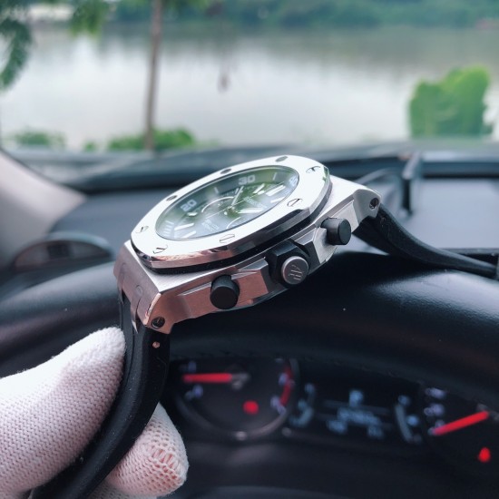 男款⌚️品牌:爱彼-AP皇家橡树 五针多功能男士石英腕表,高级蓝宝石镜面,全自动进口多功能计时跑秒石英机芯,走时稳定0时差 配备顶级316L精钢钢壳,原装天然橡胶表带,搭配原装扣 尺寸43mm,三杰精心推荐男士多功能计时跑秒石英腕表 SJ为你精心打造超真实实物图拍摄 让你超真实实物图体验 男款⌚️品牌:爱彼-AP皇家橡树 五针多功能男士石英腕表,高级蓝宝石镜面,全自动进口多功能计时跑秒石英机芯,走时稳定0时差 配备顶级316L精钢钢壳,原装天然橡胶表带,搭配原装扣 尺寸43mm,三杰精心推荐男士多功能计时跑秒石英腕表 SJ为你精心打造超真实实物图拍摄 让你超真实实物图体验