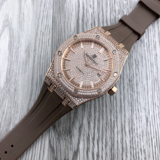 爱彼 Audemars Piguet MR1 皇家橡树系列 15400 阿拉伯数️方钻手表 搭载316L不锈精钢表壳 实心厚重钢带精选进口奥地利水钻 光彩闪耀 搭载2813改3120全自动机芯 精准稳定走时 耗时12个月改装还原正品AP满钻效果,尺寸41.5x12mm 重量170g 爱彼 Audemars Piguet MR1 皇家橡树系列 15400 阿拉伯数️方钻手表 搭载316L不锈精钢表壳 实心厚重钢带精选进口奥地利水钻 光彩闪耀 搭载2813改3120全自动机芯 精准稳定走时 耗时12个月改装还原正品AP满钻效果,尺寸41.5x12mm 重量170g