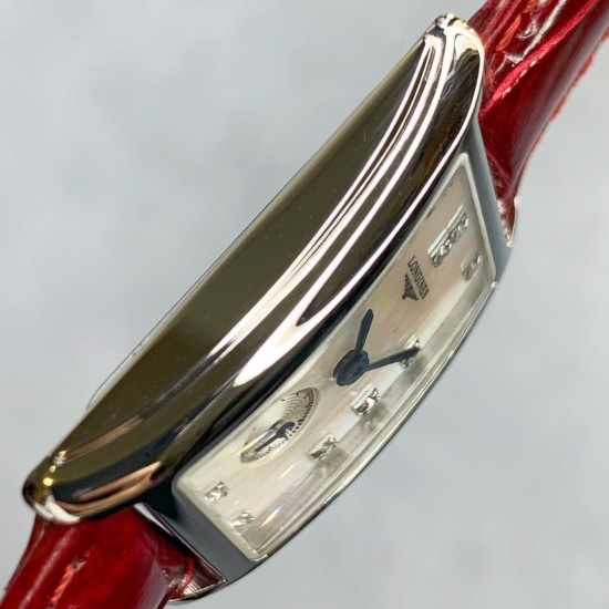 渠道货!浪琴表黛绰维纳鳄鱼皮系列!20.80 X 32.00mm 石英女士腕表!正品机芯L178石英机芯!拥有低电量提醒功能!石英机芯没电了秒针会四秒一跳!这个时候就需要换电池啦!浪琴排名皇后级别的当属黛绰维纳系列女表 以意大利语中的Dolce Vita为名 寓意甜美生活 寓意意式生活邂逅现代浪漫 通过几何线条与柔美曲线塑造出现代优雅与妩媚姿态 银色表盘的雕花、贝母表盘上镶嵌13颗钻石,以及蓝钢指针等精致细节都烘托出佩戴者纯正的优雅与贵气 ,不使用,不影响二次销售,支持退换,终身保修。 渠道货!浪琴表黛绰维纳鳄鱼皮系列!20.80 X 32.00mm 石英女士腕表!正品机芯L178石英机芯!拥有低电量提醒功能!石英机芯没电了秒针会四秒一跳!这个时候就需要换电池啦!浪琴排名皇后级别的当属黛绰维纳系列女表 以意大利语中的Dolce Vita为名 寓意甜美生活 寓意意式生活邂逅现代浪漫 通过几何线条与柔美曲线塑造出现代优雅与妩媚姿态 银色表盘的雕花、贝母表盘上镶嵌13颗钻石,以及蓝钢指针等精致细节都烘托出佩戴者纯正的优雅与贵气 ,不使用,不影响二次销售,支持退换,终身保修。