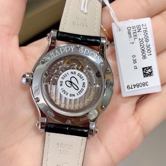 实拍 最新配色 特别款 最强副本萧邦CHOPARD快乐钻系列(原版开模)「中号36mm 」历时一年多研发终于面世,在蓝气球已经是女士标配的时代 萧邦快乐钻系列女表脱颖而出,成为时尚界追捧的一股潮流!此款不但能凸显出钻石的高贵而且更是「女神」最渴望拥有腕表之一 轻松出席各种场合不会出现「同款尴尬」【表带】标配美洲鳄鱼皮 【机芯】采用TOP级海鸥2892机芯,每颗机芯都经制表师的精调细选,确保带来稳定可靠的精准走时。绝世精品!图为36尺寸 实拍 最新配色 特别款 最强副本萧邦CHOPARD快乐钻系列(原版开模)「中号36mm 」历时一年多研发终于面世,在蓝气球已经是女士标配的时代 萧邦快乐钻系列女表脱颖而出,成为时尚界追捧的一股潮流!此款不但能凸显出钻石的高贵而且更是「女神」最渴望拥有腕表之一 轻松出席各种场合不会出现「同款尴尬」【表带】标配美洲鳄鱼皮 【机芯】采用TOP级海鸥2892机芯,每颗机芯都经制表师的精调细选,确保带来稳定可靠的精准走时。绝世精品!图为36尺寸