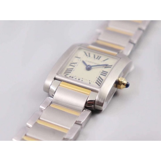 实拍 8848F出品卡地亚法国坦克!瑞士石英机芯,尺寸~25.35*20.3mm,其他的就不作多介绍了,均可官网查阅,下面我来讲讲它的迷人之处,坦克腕表家族中女性最喜欢的一个系列。首先正像坦克与履带的不可分离,法国坦克腕表的履带式表链不仅像一款简练的手镯将金属的光泽绽放无余,也更好的融合了坦克系列棱角分明、锐利的表壳边缘,二者的结合不仅使表款风格上有个完整的统一性,更是对坦克腕表系列的自由精神的完美诠释,因此法国坦克可谓是卡地亚坦克腕表系列之中的经典之作!保卡、吊牌、表带膜和外包装都有贴标型号!下手要快! 实拍 8848F出品卡地亚法国坦克!瑞士石英机芯,尺寸~25.35*20.3mm,其他的就不作多介绍了,均可官网查阅,下面我来讲讲它的迷人之处,坦克腕表家族中女性最喜欢的一个系列。首先正像坦克与履带的不可分离,法国坦克腕表的履带式表链不仅像一款简练的手镯将金属的光泽绽放无余,也更好的融合了坦克系列棱角分明、锐利的表壳边缘,二者的结合不仅使表款风格上有个完整的统一性,更是对坦克腕表系列的自由精神的完美诠释,因此法国坦克可谓是卡地亚坦克腕表系列之中的经典之作!保卡、吊牌、表带膜和外包装都有贴标型号!下手要快!