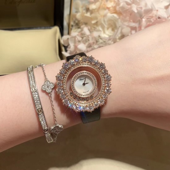 实拍 萧邦Happy Diamonds系列特别款 2019年官网力推款!枫叶美丽并寓意着坚毅精神!即代表永恒爱情送给恋人,也代表对美好的回忆,可送给一路陪伴的朋友,还代表一种岁月的轮回。1比1超前做工同步首发!表面配置三块蓝宝石防刮玻璃,瑞士朗达机芯,尺寸:外径34mm内径14mm。表带14✖️12。 实拍 萧邦Happy Diamonds系列特别款 2019年官网力推款!枫叶美丽并寓意着坚毅精神!即代表永恒爱情送给恋人,也代表对美好的回忆,可送给一路陪伴的朋友,还代表一种岁月的轮回。1比1超前做工同步首发!表面配置三块蓝宝石防刮玻璃,瑞士朗达机芯,尺寸:外径34mm内径14mm。表带14✖️12。