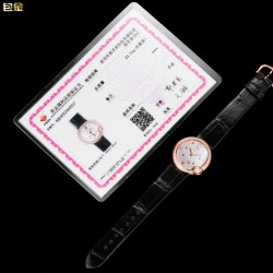 亲民版18k包金来了！！  持中国GTC检测机构证书，二维码联网可查询！一卡一码 ！！  卡地亚白气球新年限定腕表 美洲鳄鱼皮 BALLON BLANC 融合红色 金色和白色 以喜庆且典雅的丰富色调呼应瑞意吉祥的新春气氛  以4时位置的钻石象征月亮 传达团圆的寓意，承载浓厚的中国文化色彩  尺寸：30mm   搭配瑞士机芯 蓝宝石玻璃