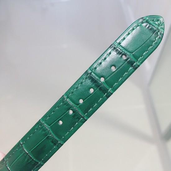 实拍 新品绿色 萧邦Happy Sport腕表精钢为材质,风格优雅而妩媚,搭载一枚由萧邦制表厂自制的全新瑞士石英机芯,以欢庆Happy Sport系列问世25周年纪念。腕表的双色表壳呈现如丝般的美妙色彩渐变,粉色珍珠母贝表盘质地精雅、纹理分明,与小牛皮表带相得益彰,堪称凝聚萧邦精髓的结晶之作,蓝宝石玻璃,尺寸36mm。 实拍 新品绿色 萧邦Happy Sport腕表精钢为材质,风格优雅而妩媚,搭载一枚由萧邦制表厂自制的全新瑞士石英机芯,以欢庆Happy Sport系列问世25周年纪念。腕表的双色表壳呈现如丝般的美妙色彩渐变,粉色珍珠母贝表盘质地精雅、纹理分明,与小牛皮表带相得益彰,堪称凝聚萧邦精髓的结晶之作,蓝宝石玻璃,尺寸36mm。