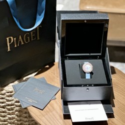 伯爵“时来运转”顶级奢侈品入门款第一眼看到它的时候我一眼就中，首先是外观设计足够百搭，旋转式表圈可自由转动，外层一圈可来回转动 很有寓意、一起“转动，遇见非凡”。百搭中号34尺寸！上手很秀气，彩色鳄鱼皮可轻松拆卸 看上去就高端，机芯采用瑞士进口石英机芯，螺旋式表圈316L精钢打磨抛光 表面光亮如镜、表盘内圈钻石刻度 11颗⭕️圆形美钻、外圈42颗圆形美钻