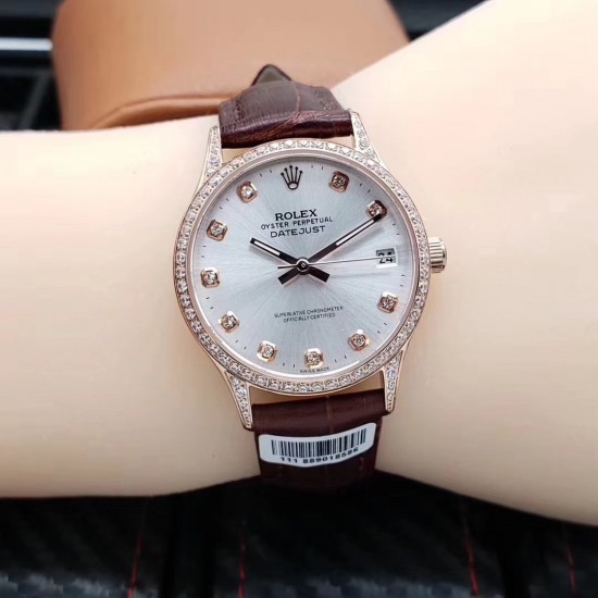 DA出品 2020款劳力士切利尼女款钻圈 31mm完美搭配,经典钻面刻度间隔2条线,细节简单突出钻石,高端大气.搭配零返修821A高端机芯,性能卓越,真牛皮表带夏天透气 给您舒适的佩戴感受 DA出品 2020款劳力士切利尼女款钻圈 31mm完美搭配,经典钻面刻度间隔2条线,细节简单突出钻石,高端大气.搭配零返修821A高端机芯,性能卓越,真牛皮表带夏天透气 给您舒适的佩戴感受