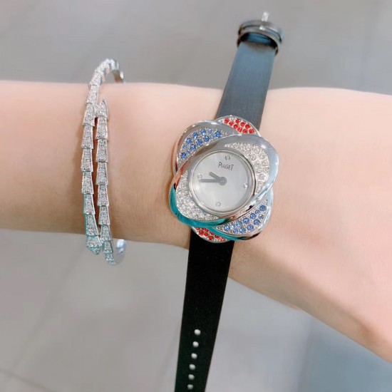 最新 PIAGET伯爵 Limelight非凡珍品腕表系列 花朵 闭合状态下尺寸33mm*22mm, 花朵盛开时直径为33mm。表壳才有18K白金电镀,进口石英机芯 。特点: 表壳由可顺时针旋转的三片花瓣造型组成一朵完美的三色艳丽花朵。第一层花瓣上镶嵌26颗白色钻石于表圈 ,第二层花瓣镶嵌26颗红色钻石彰显奢华,第三层花瓣镶嵌18颗幽邃蓝宝石彰显尊贵,蓝宝石水晶镜面 搭配绸缎丝绢皮/手工锻造丝网表带。这不仅是一款非凡的腕表,更堪称一件珠宝工艺杰作,完美结合创意,生动灵性,彰显着珠宝腕表的优雅魅力 最新 PIAGET伯爵 Limelight非凡珍品腕表系列 花朵 闭合状态下尺寸33mm*22mm, 花朵盛开时直径为33mm。表壳才有18K白金电镀,进口石英机芯 。特点: 表壳由可顺时针旋转的三片花瓣造型组成一朵完美的三色艳丽花朵。第一层花瓣上镶嵌26颗白色钻石于表圈 ,第二层花瓣镶嵌26颗红色钻石彰显奢华,第三层花瓣镶嵌18颗幽邃蓝宝石彰显尊贵,蓝宝石水晶镜面 搭配绸缎丝绢皮/手工锻造丝网表带。这不仅是一款非凡的腕表,更堪称一件珠宝工艺杰作,完美结合创意,生动灵性,彰显着珠宝腕表的优雅魅力