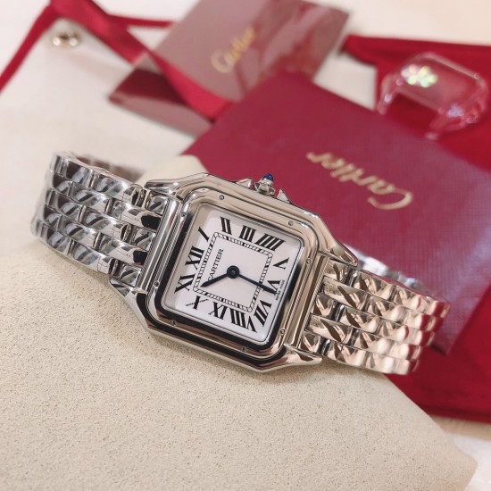 实拍 GF最强女表系列——卡地亚猎豹Panthre de Cartier。华丽而不羁,是Panthre de Cartier猎豹所传达的美学风格。它线条流畅,魅惑动人,柔软服帖于腕间,宛若在肌肤上翩翩起舞。独特的造型彰显成熟优雅、自信动人的女性形象。GF工厂以精湛技艺,原装开模,打造出与正品无异的精美流线表耳,与表壳一体成型。搭载瑞士朗达石英机芯,316L精钢壳套,尺寸:27 x 37毫米,厚度:6毫米,镀银表盘,剑形蓝钢指针,100%三度防水。搭配专柜旅行包装物料。 实拍 GF最强女表系列——卡地亚猎豹Panthre de Cartier。华丽而不羁,是Panthre de Cartier猎豹所传达的美学风格。它线条流畅,魅惑动人,柔软服帖于腕间,宛若在肌肤上翩翩起舞。独特的造型彰显成熟优雅、自信动人的女性形象。GF工厂以精湛技艺,原装开模,打造出与正品无异的精美流线表耳,与表壳一体成型。搭载瑞士朗达石英机芯,316L精钢壳套,尺寸:27 x 37毫米,厚度:6毫米,镀银表盘,剑形蓝钢指针,100%三度防水。搭配专柜旅行包装物料。