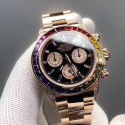 Rolex全新彩虹圈迪通拿Daytona！1:升级圈口角度与宝石大小颜色，缎纹字面更加富有光泽，能与原装保持一致！2:表壳按键防滑齿纹更加明显立体！3:劳力士彩虹圈迪通拿是ROLEX爱好者的圣经之选，搭载7750机芯，奢华副本DAYTONA的最新首选。是土豪最佳选择！钢带款彩虹圈太高调，那么皮带款就是您的最佳选择商品规格:默认规格