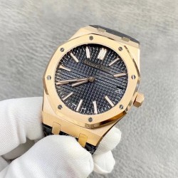 AP 爱彼 皇家橡树15510A周年特别版，玫瑰金黑盘皮带款！采用4302一体机芯，动力长达72小时更稳定——玫瑰金版！原版一比一复刻，尺寸为41X10.4毫米与正品一致！完美还原正品表壳的每一处细节，尽显正品“棱角分明 坚毅果敢”的阳刚气质。钢带的做工无可挑剔，比市面上任何钢带表做工均要更上一层楼，钢带头粒和表头衔接的“缓冲带”的松紧程度与正品一模一样。表盘的“饼干纹理”立体饱满！