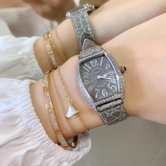 实拍 小红书强推 新色 FranckMuller 法兰克穆勒腕表是世界最知名的高级腕表品牌之一,也是无数男女明星的热捧之物。小酒桶型上手更潮,瑞士石英,表壳后盖桥形设计,贴手型 316上等精钢.尺寸26mm 实拍 小红书强推 新色 FranckMuller 法兰克穆勒腕表是世界最知名的高级腕表品牌之一,也是无数男女明星的热捧之物。小酒桶型上手更潮,瑞士石英,表壳后盖桥形设计,贴手型 316上等精钢.尺寸26mm