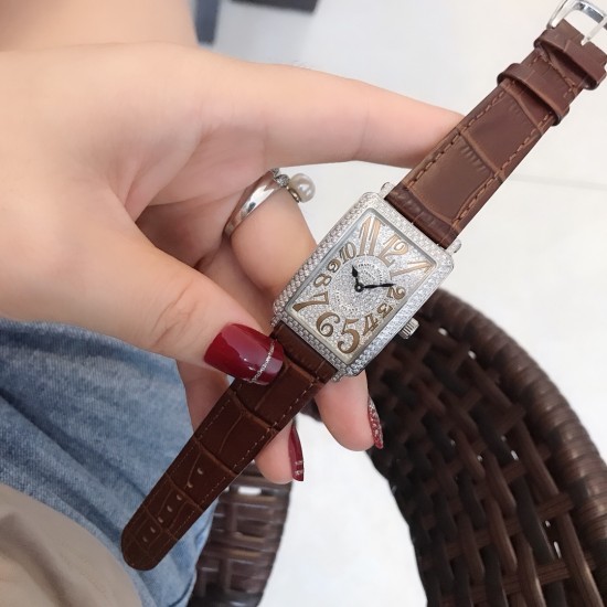 法兰克穆勒Franck muller 全新爆版长岛系列 满天星闪闪发亮 经典时尚清晰数字面 女士潮流腕表 进口石英机芯 316L精钢表壳 舒适真牛皮表带 多个颜色可搭配 本款腕表备受时尚女性喜爱 在不同的场合 映耀着她们各自的独特个性与迷人风华 法兰克穆勒Franck muller 全新爆版长岛系列 满天星闪闪发亮 经典时尚清晰数字面 女士潮流腕表 进口石英机芯 316L精钢表壳 舒适真牛皮表带 多个颜色可搭配 本款腕表备受时尚女性喜爱 在不同的场合 映耀着她们各自的独特个性与迷人风华