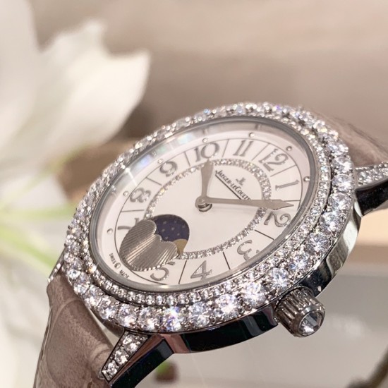 实拍 积家-Jaeger-LeCoultre DAZZLING RENDEZ- VOUS MOON约会系列月相珠宝腕表月之女神,是浪漫与柔美的象征,她掌管着大自然中的潮起潮落和季节更替,是艺术家与诗人们的灵感源泉,在温润莹亮的白色珍珠母贝映衬下,晶莹璀璨的钻石散发出夜空般的静谧之美,表圈镶嵌108颗 钻石,组成两个环绕表壳的同心圆。由36颗以爪镶工艺镶嵌的 钻石组成的外圈,为光芒闪耀的表圈营造出轻盈美妙的质感,尺寸36mm的精钢表壳搭配进口瑞士石英,采用蓝宝石水晶玻璃。 实拍 积家-Jaeger-LeCoultre DAZZLING RENDEZ- VOUS MOON约会系列月相珠宝腕表月之女神,是浪漫与柔美的象征,她掌管着大自然中的潮起潮落和季节更替,是艺术家与诗人们的灵感源泉,在温润莹亮的白色珍珠母贝映衬下,晶莹璀璨的钻石散发出夜空般的静谧之美,表圈镶嵌108颗 钻石,组成两个环绕表壳的同心圆。由36颗以爪镶工艺镶嵌的 钻石组成的外圈,为光芒闪耀的表圈营造出轻盈美妙的质感,尺寸36mm的精钢表壳搭配进口瑞士石英,采用蓝宝石水晶玻璃。