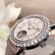 实拍 积家-Jaeger-LeCoultre DAZZLING RENDEZ- VOUS MOON约会系列月相珠宝腕表月之女神,是浪漫与柔美的象征,她掌管着大自然中的潮起潮落和季节更替,是艺术家与诗人们的灵感源泉,在温润莹亮的白色珍珠母贝映衬下,晶莹璀璨的钻石散发出夜空般的静谧之美,表圈镶嵌108颗 钻石,组成两个环绕表壳的同心圆。由36颗以爪镶工艺镶嵌的 钻石组成的外圈,为光芒闪耀的表圈营造出轻盈美妙的质感,尺寸36mm的精钢表壳搭配进口瑞士石英,采用蓝宝石水晶玻璃。 实拍 积家-Jaeger-LeCoultre DAZZLING RENDEZ- VOUS MOON约会系列月相珠宝腕表月之女神,是浪漫与柔美的象征,她掌管着大自然中的潮起潮落和季节更替,是艺术家与诗人们的灵感源泉,在温润莹亮的白色珍珠母贝映衬下,晶莹璀璨的钻石散发出夜空般的静谧之美,表圈镶嵌108颗 钻石,组成两个环绕表壳的同心圆。由36颗以爪镶工艺镶嵌的 钻石组成的外圈,为光芒闪耀的表圈营造出轻盈美妙的质感,尺寸36mm的精钢表壳搭配进口瑞士石英,采用蓝宝石水晶玻璃。