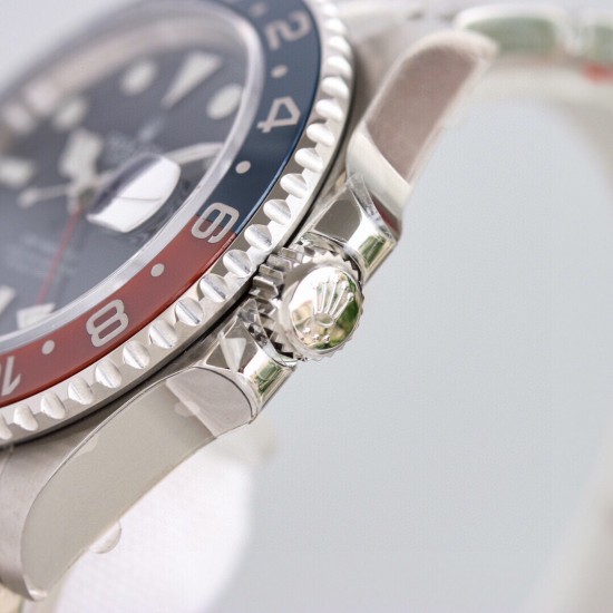 ROLEX 劳力士 GMT格林尼治 采用专柜机芯3285一体机芯蓝游丝和原版同样通过调试时针快跳调整日历的功能瞬跳，和原版一样的GMT双时区表针在底部时针上面的第二层，由下到上的顺序为：时针-双时区针-分钟-秒钟。[666][666]本次可乐/国米圈可以说是95%以上的相似度/在各个角度均有这个95%水准。后续有详细颜色对比。本次圈口为独立开发，区别于市面上的任何版本。[强]表盘/指针/玻璃/表壳就不再一一赘述，原装一比一开模制作，保持大厂工艺水准。
