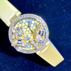 实拍 Cartier-卡地亚 创意宝石BESTIAIRE系列 HPI00480 珐琅 40毫米 石英机芯 女士腕表 黄金表盘 镶钻 半透明黄色内填珐琅 2只黄金蜜蜂装饰 镶嵌明亮式切割圆钻 黄色钻石及黑色珐琅条纹 4枚祖母绿蜂眼 这款腕表由尊贵超凡的金属雕琢而成 并衬以珍奇夺目的宝石 堪称高级珠宝中的真正典范 不仅如此 把一株繁茂的植物或者一只惊艳的动物设计成为表盘的造型 既给品牌创意增添了一丝神秘 又在作品中蕴藏了一份雅致