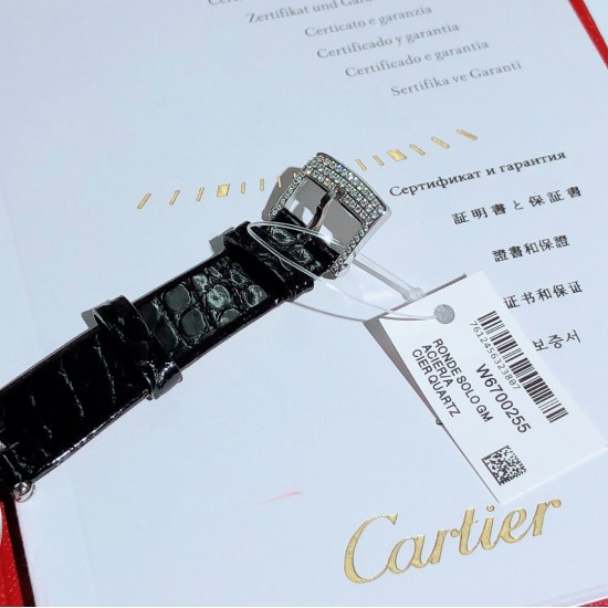 实拍 卡地亚-Cartier，狠货来袭，全真镶钻字面，瑞士石英机芯，加厚蓝宝石镜面[强]搭配美洲鳄鱼皮带[耶]尺寸35mm，超级漂亮、时尚不容错过
