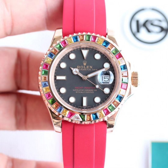 顶级做工KS出品：升级版劳力士金游艇Rolex yacht Master 116695SATS “糖豆”震撼来袭[色] 再度升级，糖豆彩钻版，集合上一代版本的优良做工，业内最顶尖的宝石工艺，同时全面升级基础不锈钢材质，使用真正的日本含镍不锈钢材料作为基础材料，模仿正品的永恒玫瑰金金钢技术，镀层更加持久耐用，耐腐蚀。装载2836、3135机芯，尺寸40mm。蓝光放大镜，超强夜光！现下单额外赠送胶带一副！