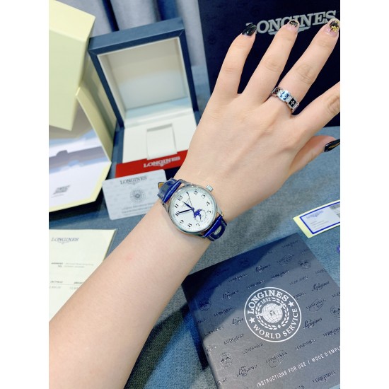 【赵丽颖同款】Longines浪琴 名匠系列女士腕表。全新浪琴名匠月相腕表系列。 诠释女性高贵典雅。精钢表壳直径:34毫米尺寸。官方一致6字位月相1-31日期显示功能。进口石英机芯。三码合一。采用进口头层牛皮、原装蝴蝶扣。珍珠母贝表盘在女表中是运用较多的元素,浪琴为其搭配了12颗钻石时标,将女性魅力发挥到极致。盘面6点钟位置的小表盘显示月相和日期,兼顾实用性和浪漫感,精巧别致。字表盘扫描打版,颜色、“麦粒”格纹深浅、内影字体大小粗细与正品完全一致。 【赵丽颖同款】Longines浪琴 名匠系列女士腕表。全新浪琴名匠月相腕表系列。 诠释女性高贵典雅。精钢表壳直径:34毫米尺寸。官方一致6字位月相1-31日期显示功能。进口石英机芯。三码合一。采用进口头层牛皮、原装蝴蝶扣。珍珠母贝表盘在女表中是运用较多的元素,浪琴为其搭配了12颗钻石时标,将女性魅力发挥到极致。盘面6点钟位置的小表盘显示月相和日期,兼顾实用性和浪漫感,精巧别致。字表盘扫描打版,颜色、“麦粒”格纹深浅、内影字体大小粗细与正品完全一致。
