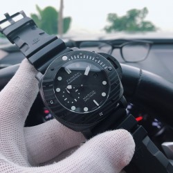 品牌：沛纳海--PANERAI  系列 ：潜行系列 PAM00979类型：男士顶级腕表  采用碳纤维字面 机芯：全自动机械机芯 表壳：316L精钢表壳 镜面：矿物强化玻璃 皮带：进口真牛皮表带 三杰卓越非凡 尽显男士魅力尺寸：直径44mm 厚度16mm。SJ为你精心打造超真实实物图拍摄 让你超真实实物图体验