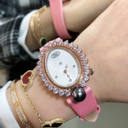 品牌：宝玑-Breguet ™️系列：珠宝系列 现推出石英版本 宝玑GJ29BB8924/5D58 雕花珍珠贝母 镶钻 女士腕表表壳电镀18K金鹅卵形表壳，外缘镶嵌24颗明亮式切割钻石和一颗日本Akoya 海水珍珠。尺寸：34.4 x 28.7毫米。表盘为玑镂刻花珍珠母贝。12点位置镶嵌宝玑铭牌。偏心小时刻度环，3点、6点、9点和12点位置设有钻石时标。宝玑经典针尖镂空式蓝钢指针。镌刻编号和Breguet隐形签名。丝缎表带，搭配折叠镶钻表扣。