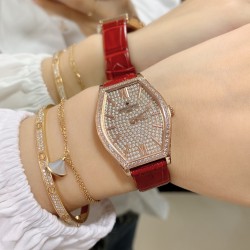 实拍 江诗丹顿-Vacheron Constantin 作为世界上历史悠久的钟表制造商从未停止生产，秉承悉力以赴，精益求精的品牌座右铭，其中有一款-Malte系列25530/000R-9742，经典酒桶型婉表，防磨水晶镜面，内部经反光处理，配置瑞士原装石英机芯，尺寸28.40*38.67毫米，厚度7.28毫米。表壳电镀18K白金/玫瑰金，表带有布绢带，牛皮带两种选择，针扣配带.市面最高版本，你值得拥有！